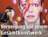 Porträt von David Bowie als Ziggy Stardust auf einer Hausmauer