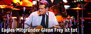 Musiker Glenn Frey von den Eagles spielt auf der Bühen Gitarre