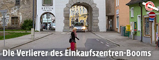 Passantin beim Welser Stadtturm