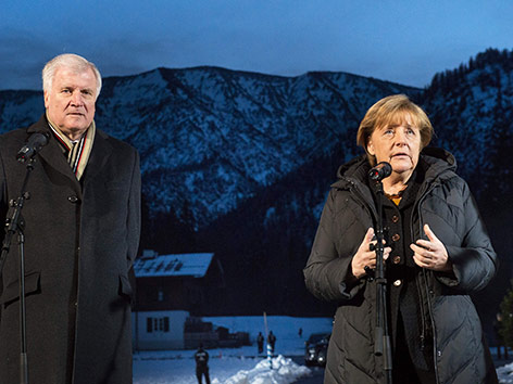 © APA/AFP/dpa/Peter Kneffel Horst Seehofer und Angela Merkel