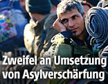Menschenmasse wartet