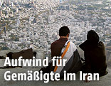 Iranisches P&auml;rchen blickt &uuml;ber Teheran