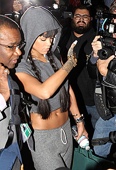 © Coribis/AKM-GSI Rihanna trägt eine Jogginhose