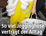 Jennifer Lopez trägt eine gelbe Jogginghose
