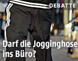 Mann trägt Jogginghose