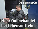Zusteller mit Lebensmitteln