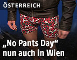 Mann trägt Unterhose und Lederjacke
