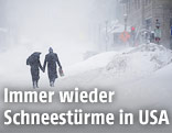Ein Paar während eines Schneesturms auf der Straße