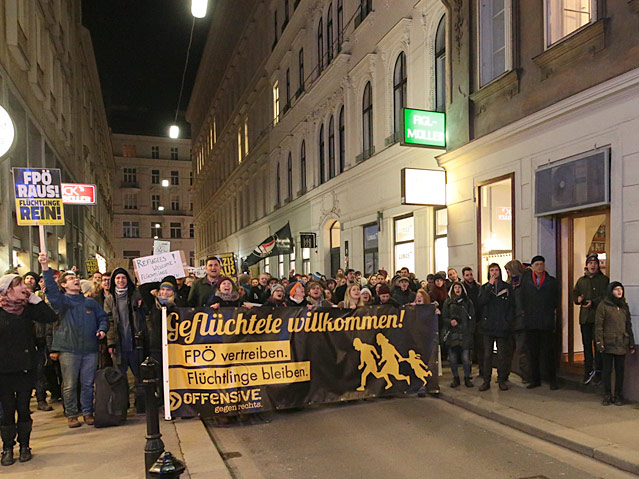 Demonstranten mit Transparenten