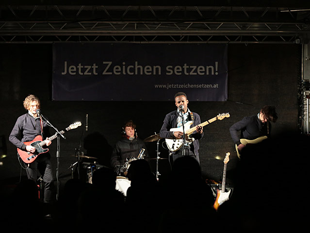 Eine Band spielt bei den Demonstrationen gegen den rechten Akademikerball
