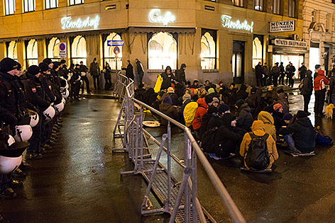 Absperrung bei rechten Akademikerball 2016