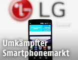 LG Smartphone vor dem LG-Logo
