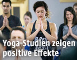 Yogis beim Yoga