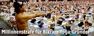 Archivaufnahme von Bikram Choudhury während einer Yoga-Stunde aus dem Jahr 2003