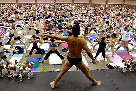 © APA/AP/Reed Saxon Archivaufnahme von Bikram Choudhury während einer Yoga-Stunde aus dem Jahr 2003