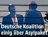 SPD-Chef Sigmar Gabriel und die deutsche Bundeskanzlerin Angela Merkel durch ein Fenster fotografiert