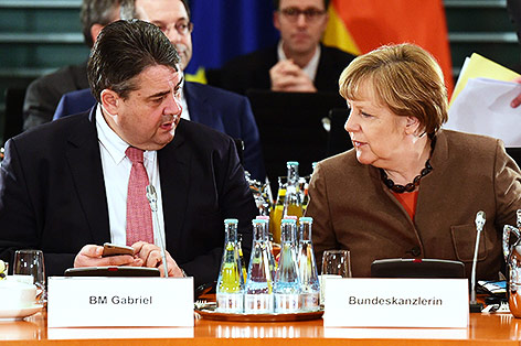 © APA/AFP/John MacDougall SPD-Chef Sigmar Gabriel und die deutsche Bundeskanzlerin Angela Merkel