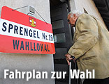 Ein Mann betritt ein Wahllokal