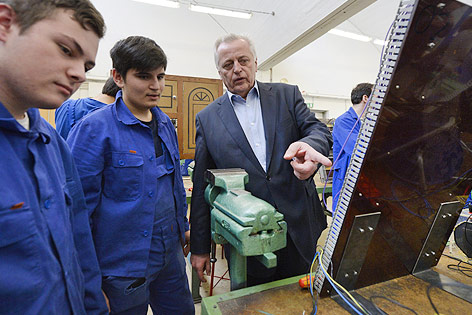SPÖ-Bundespräsidentschaftskandidat Rudolf Hundstorfer im Lehrbetrieb "Jugend am Werk" in Wien