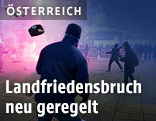 Demonstranten werfen Gegenst&auml;nde auf Polizisten