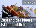 Containerschiff in Schieflage auf offener See