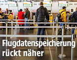 Flugpassagiere beim Check-in-Schalter am Flughafen Schwechat