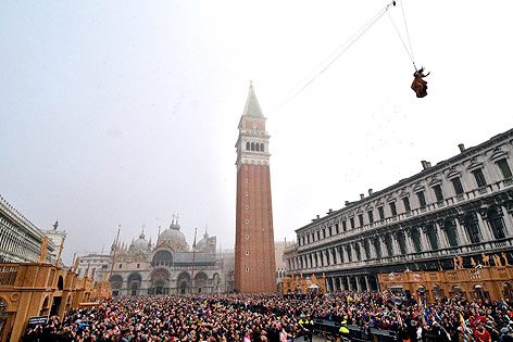 © AP/Luigi Costantini Der traditionelle Engelsflug zur Karnevalseröffnung in Venedig