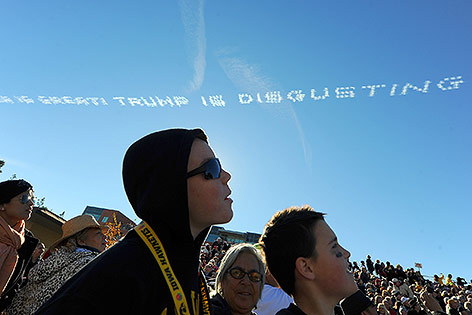 © AP/Michael Owen Baker Schriftzug am Himmel sagt "America is great, Trump is disgusting"