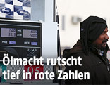 Mann steht bei einer Tankstelle in Riad, Saudi Arabien