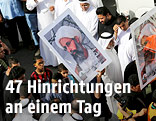 Demonstranten mit Schildern des schiitischen Scheichs Nimr al-Nimr