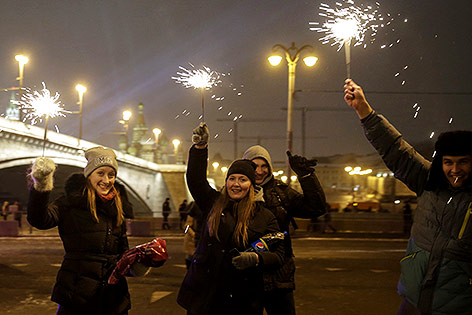 © Reuters/Tatyana Makeyeva Menschen feiern Silvester in Moskau