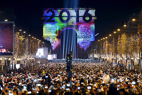 © Reuters/Charles Platiau Menschen feiern Silvester am Arc de Triumphe