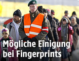 Flüchtlinge im neuen Eintrittsbereich beim Sammelzentrum im Gebiet von Spielfeld