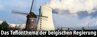 Eine Windmühle vor dem belgischen Atomkraftwerk Doel