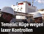 Inspektoren vor dem Block 1 des tschechischen AKW Temelin