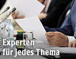 Eine Person mit Unterlagen in der Hand