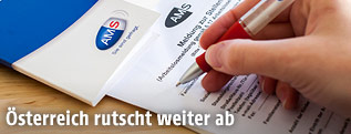 Frau füllt Formular zur Stellensuche aus