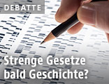 Gentechniker wertet DNA aus