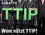 M&auml;nner in Anz&uuml;gen halten Buchstaben, die das Wort TTIP bilden
