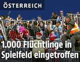Flüchtlinge im neuen Eintrittsbereich beim Sammelzentrum im Gebiet von Spielfeld