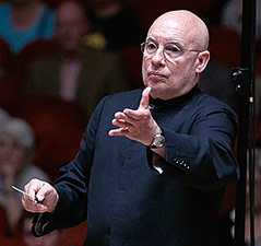 © Benno Hunziker unter CC BY-SA 3.0 Dennis Russell Davies, aktueller Chef-Dirigent des Sinfonieorchesters Basel