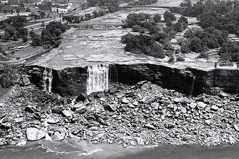 © AP Schwarzweißaufnahme der trockengelegten Niagarafälle im Jahr 1969