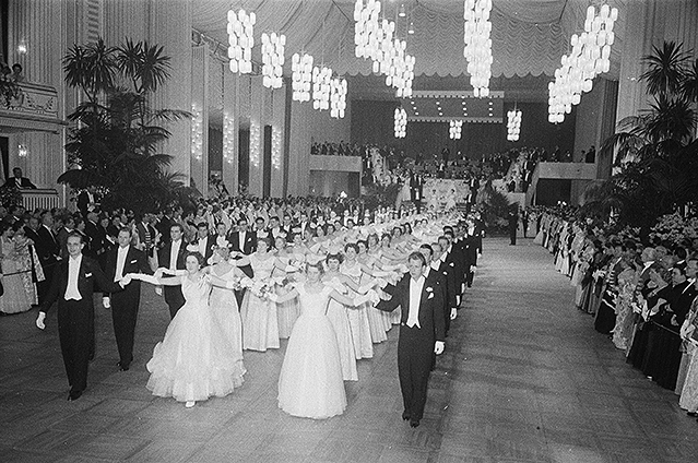 Eröffnung des ersten Wiener Opernballs nach dem Krieg (1959)