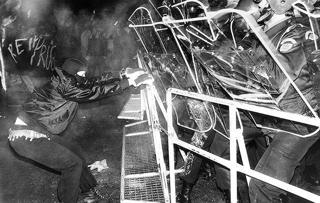 Demonstrant vor der Wiener Staatsoper (1989)