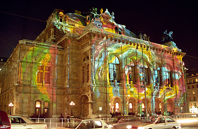 Licht-Installationen an den Außenwänden der Oper (1994)