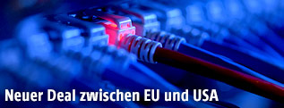 Ein Netzwerkkabelstecker leuchtet in einer Netzwerkzentrale rot