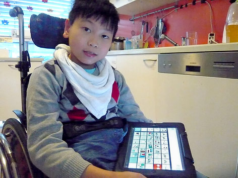 © ORF.at/Romana Beer Sprachbehindertes Kind mit seinem Spezial-Tablet