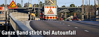 Arbeiter reparieren das Tor nach dem schweren Unfall auf der schwedischen Brücke in Sodertalje