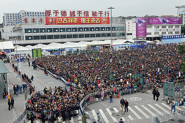 Menschenmasse vor Bahnhof in Guangzhou in China