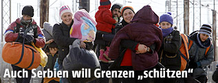 Flüchtlinge auf dem Weg zur serbischen Grenze